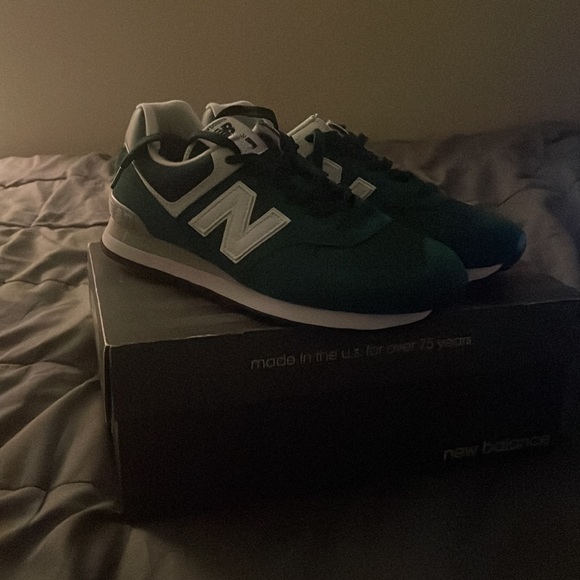I’m selling some new balances 574 never been worn just looking to sell them plss - Picture 3 of 3